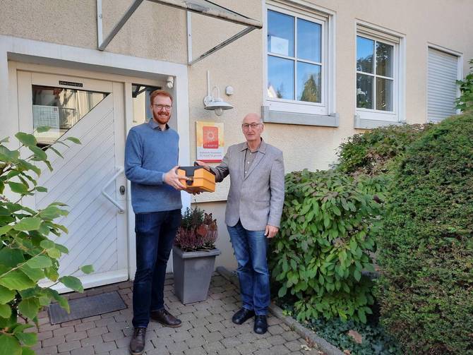 Übergabe der Essensboxen: Martin Weweler und Konrad Nuding