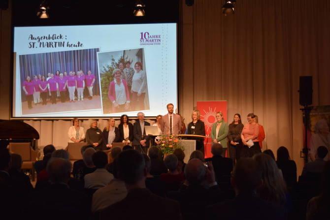 Vorstellung der Arbeits- und Pflegebereiche durch die Mitarbeitenden. Mittig im Bild: Martin Weweler und Andrea Schmid